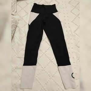CycleBar XSmall Onzie black and white full-length leggings